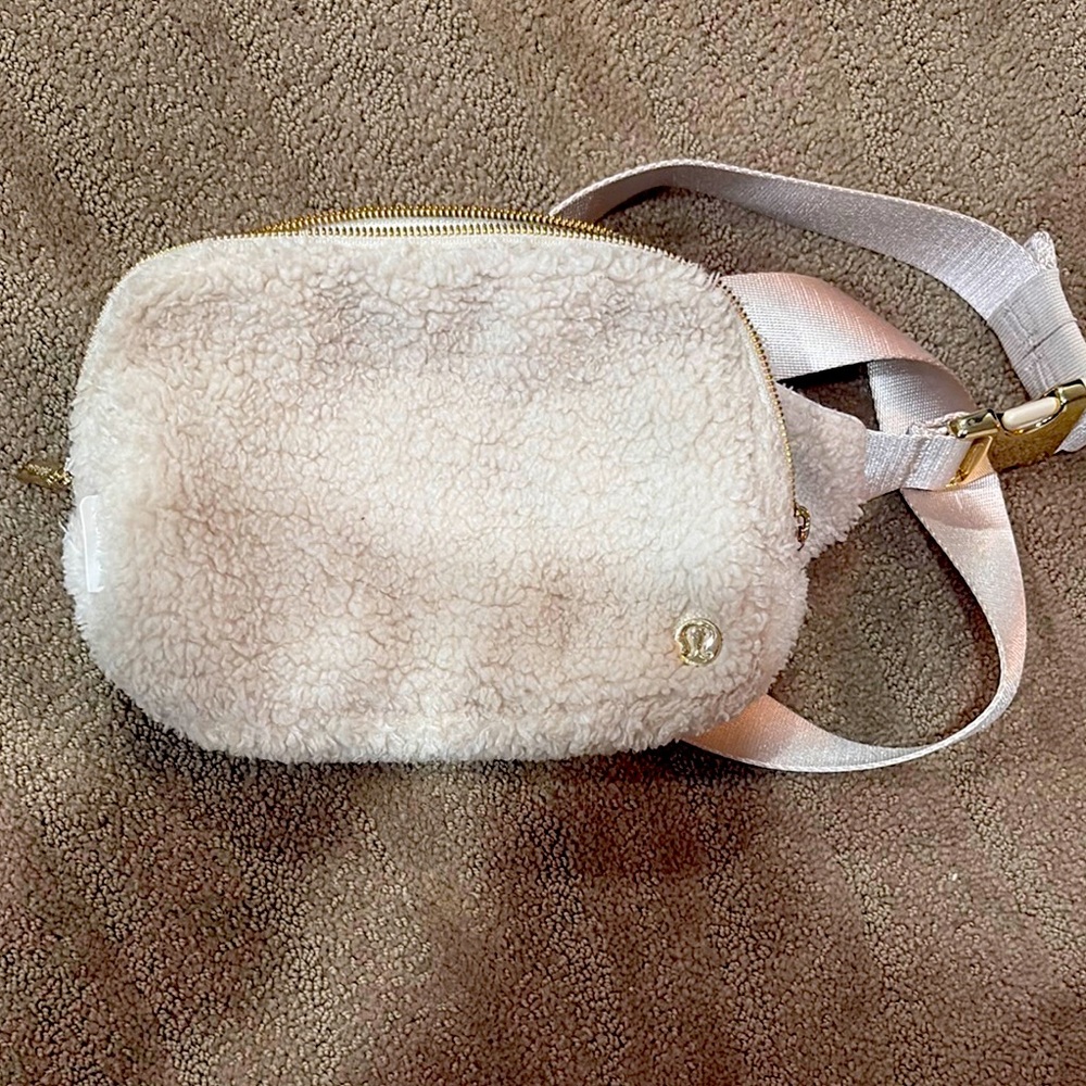 Cozy rare lululemon Cream Sherpa 2L Crossbody Bag belt bag